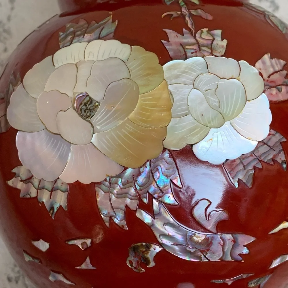 Vase with pearl design